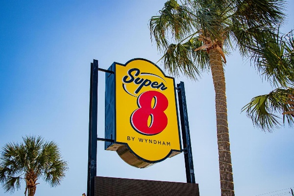 Super 8 by Wyndham Biloxi image 2