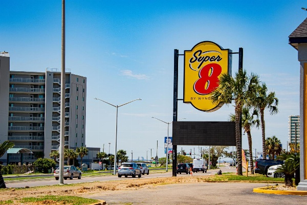 Super 8 by Wyndham Biloxi image 5