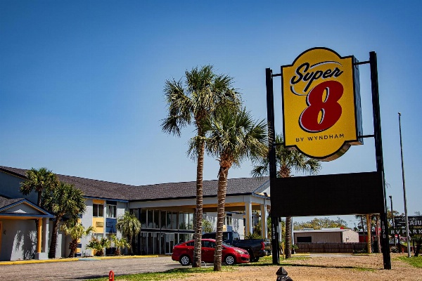 Super 8 by Wyndham Biloxi image 7